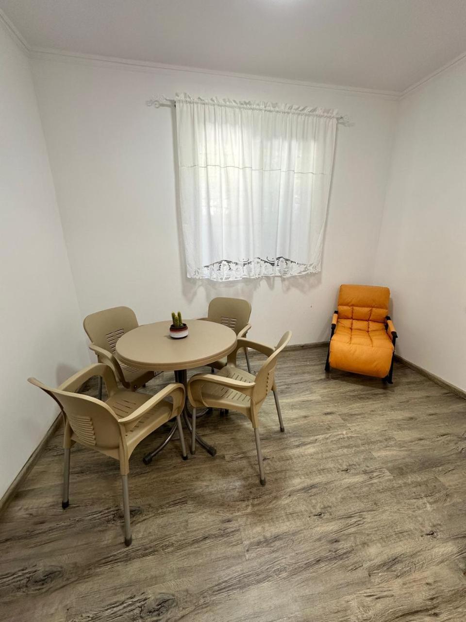 Hostel Leon Berat Bagian luar foto