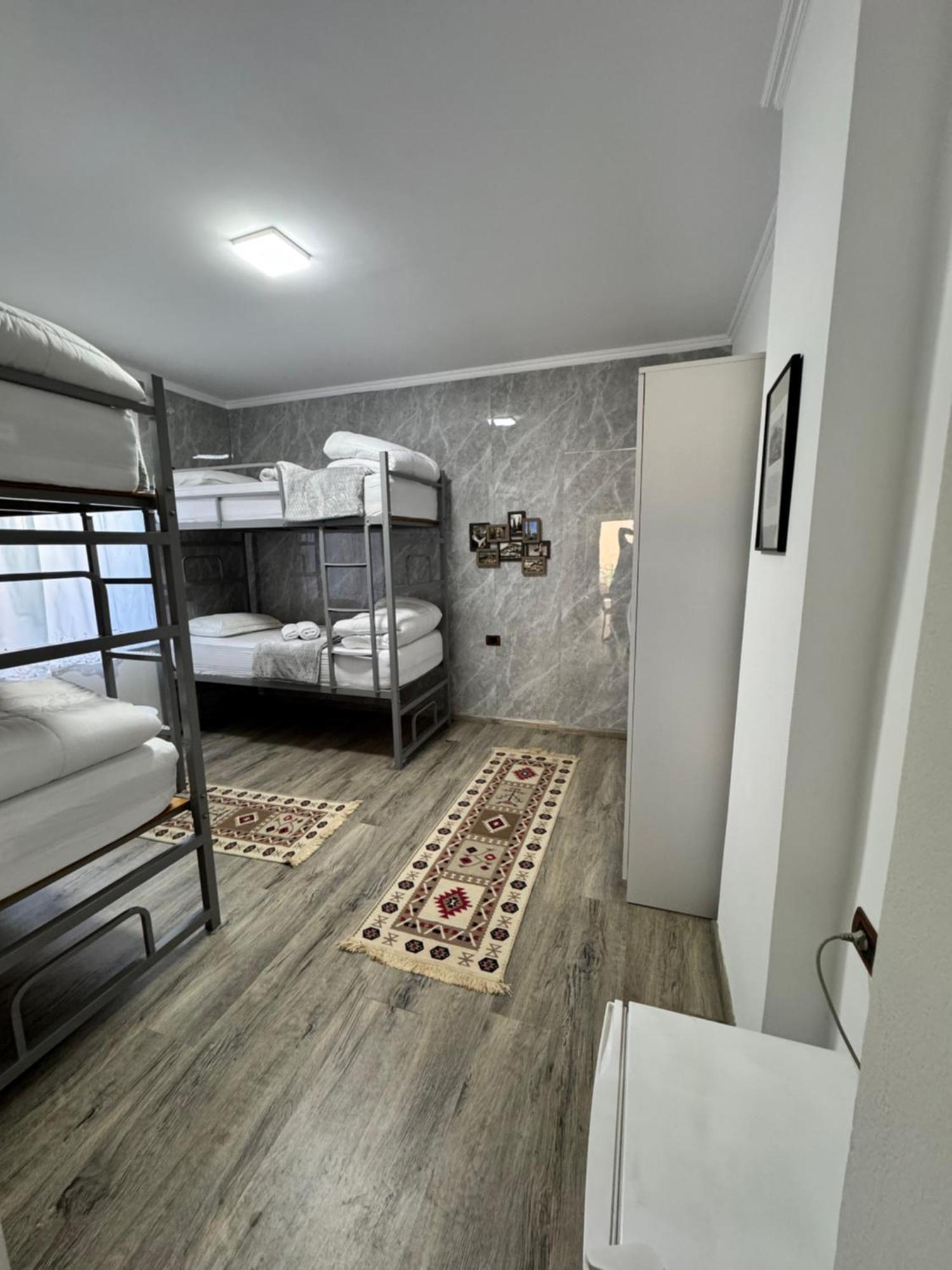 Hostel Leon Berat Bagian luar foto