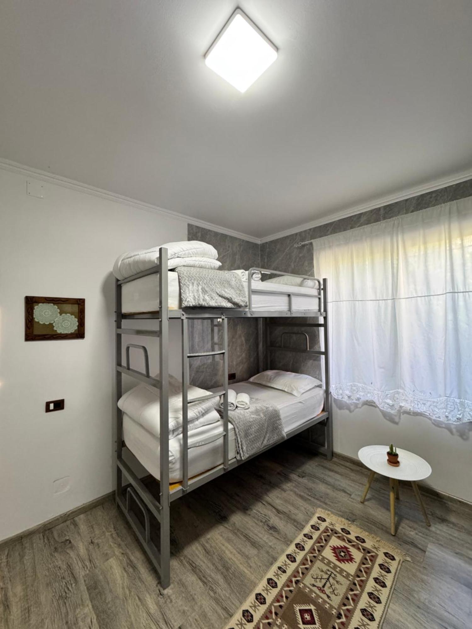 Hostel Leon Berat Bagian luar foto